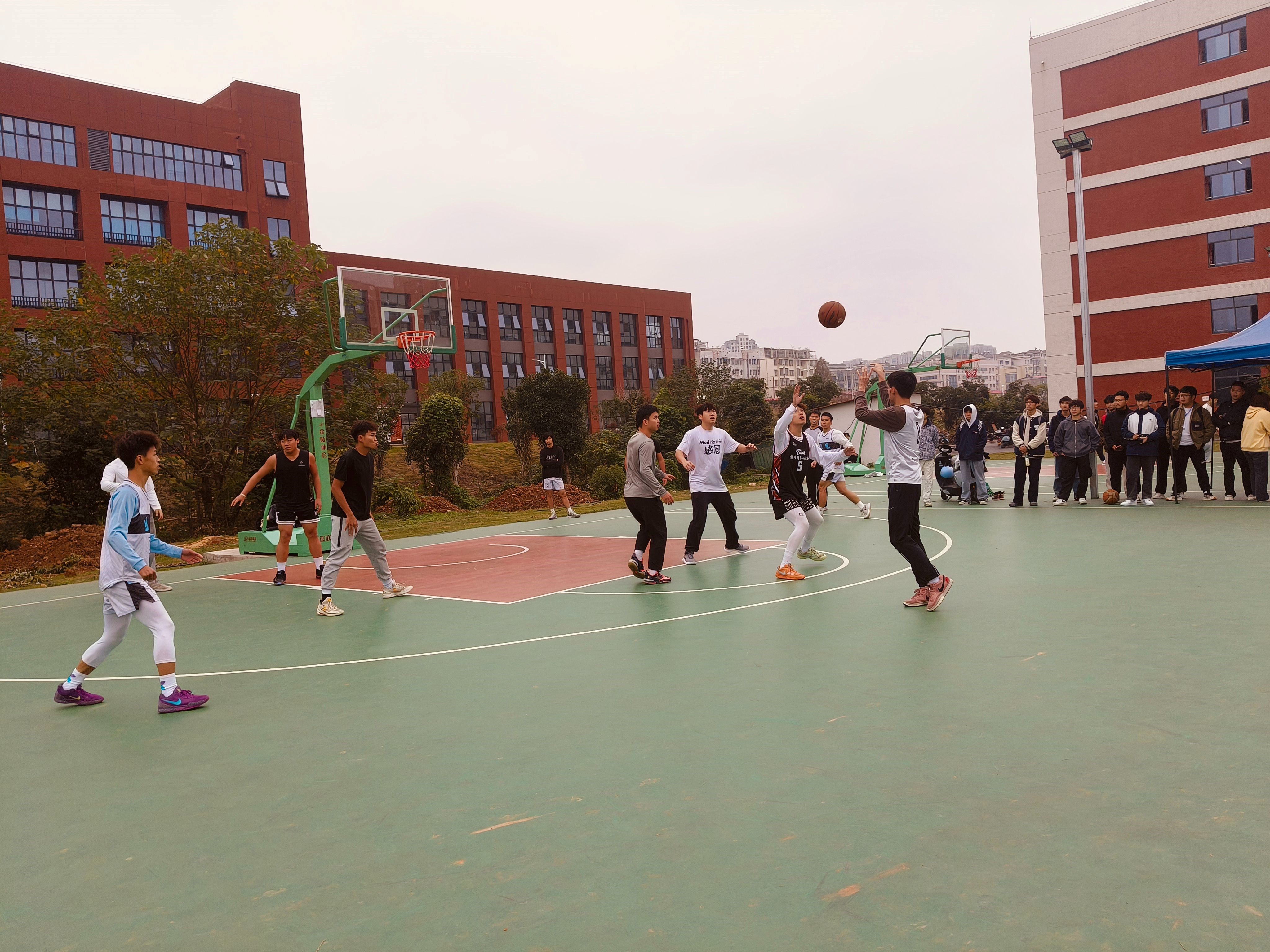 成人视频
举行“校长喊你来运动”班级篮球赛